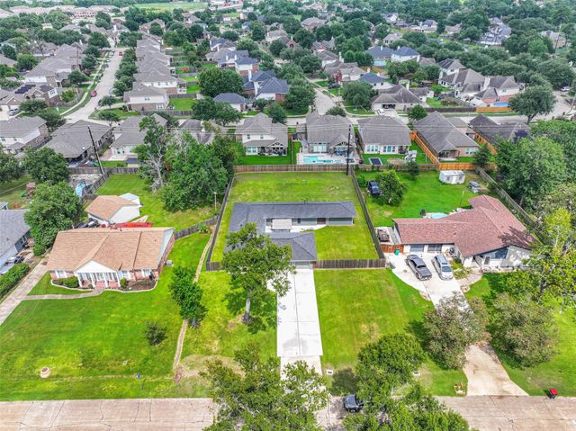 114 Crestway Drive, Baytown, TX 77520