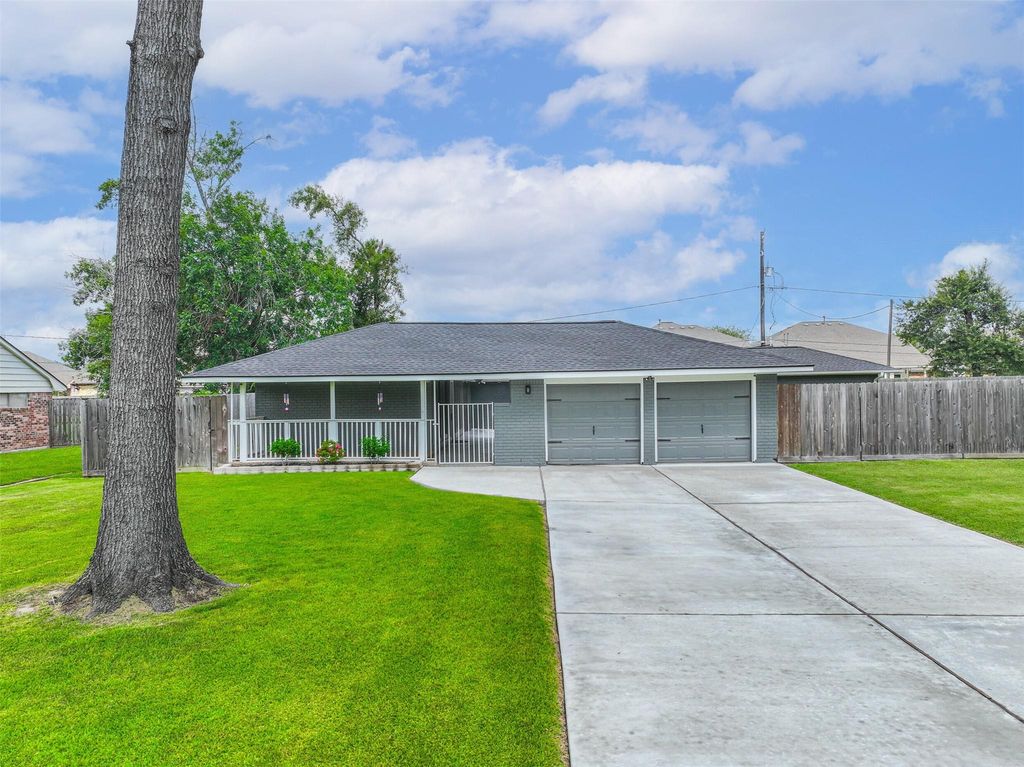 114 Crestway Drive, Baytown, TX 77520