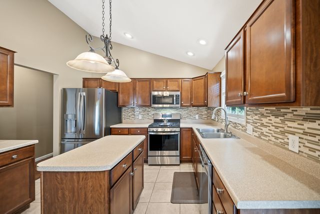 6211 N Clark Street, Davenport, IA 52806