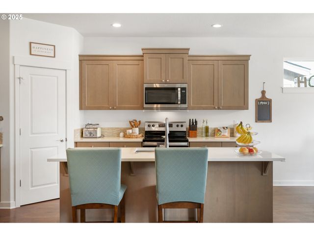 1300 N BROADWAY St, Estacada, OR 97023