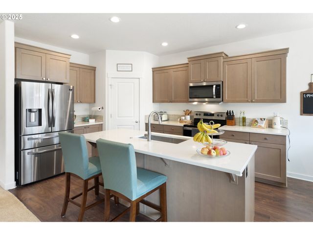 1300 N BROADWAY St, Estacada, OR 97023