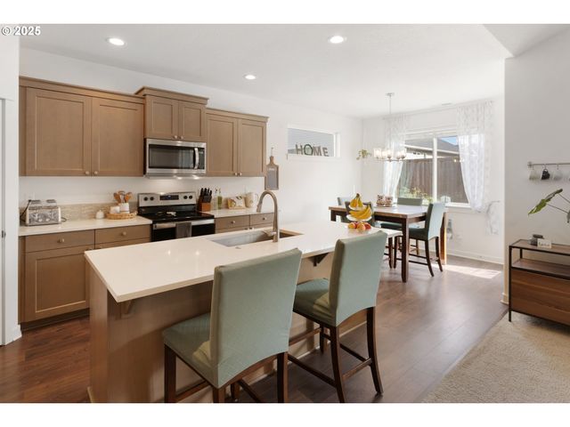 1300 N BROADWAY St, Estacada, OR 97023