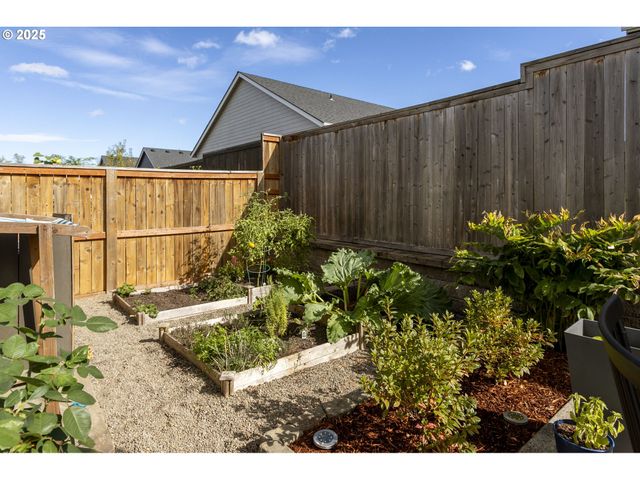 1300 N BROADWAY St, Estacada, OR 97023