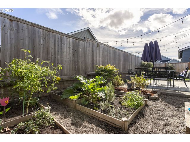 1300 N BROADWAY St, Estacada, OR 97023