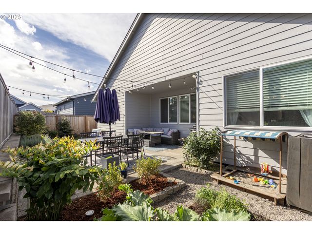 1300 N BROADWAY St, Estacada, OR 97023