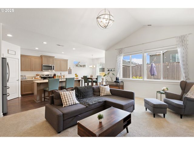 1300 N BROADWAY St, Estacada, OR 97023