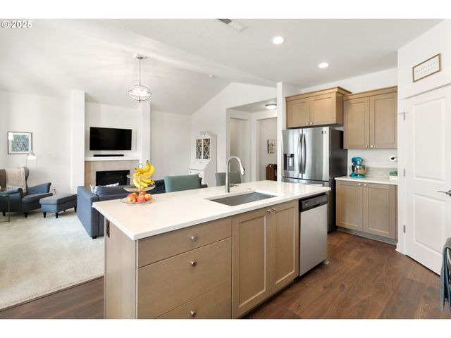 1300 N BROADWAY St, Estacada, OR 97023