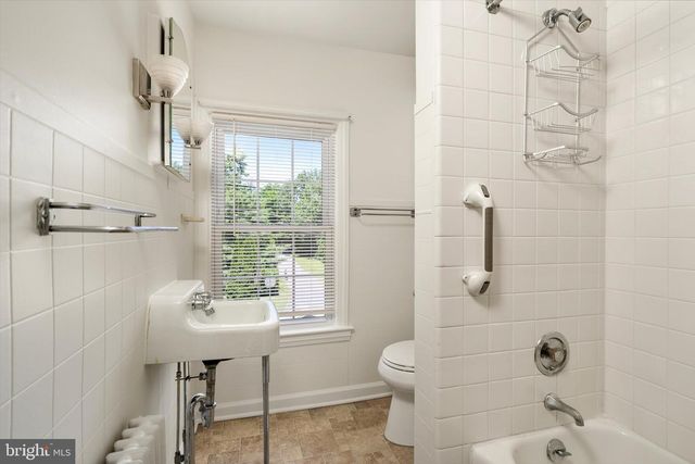 16 STATION RD, Cranbury, NJ 08512