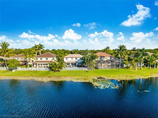 4394 Fox Ridge Dr, Weston, FL 33331