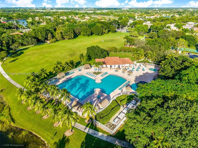 4394 Fox Ridge Dr, Weston, FL 33331