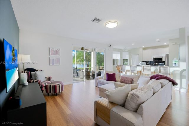 4394 Fox Ridge Dr, Weston, FL 33331