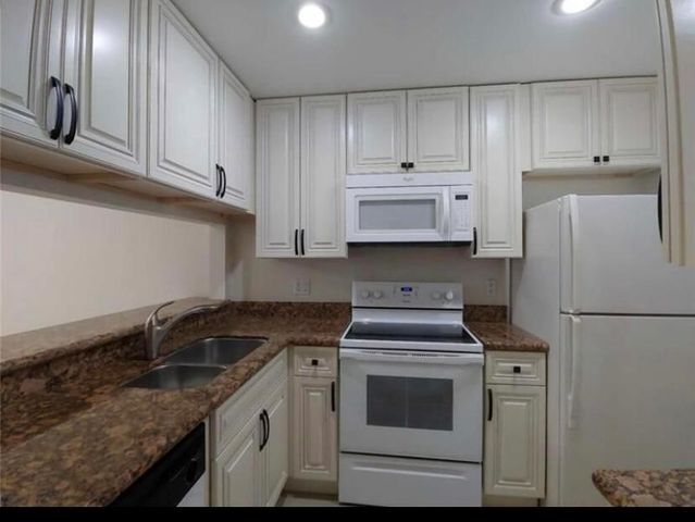 9903 Three Lakes Circle, Boca Raton, FL 33428