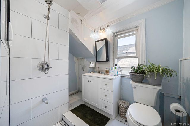 173 E Seaman Avenue, Freeport, NY 11520
