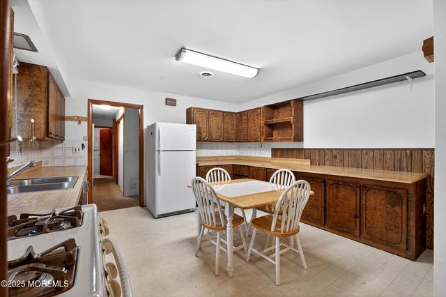 21 Pine Street, Old Bridge, NJ 08857