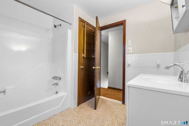 52 Laura Road, Hamden, CT 06514