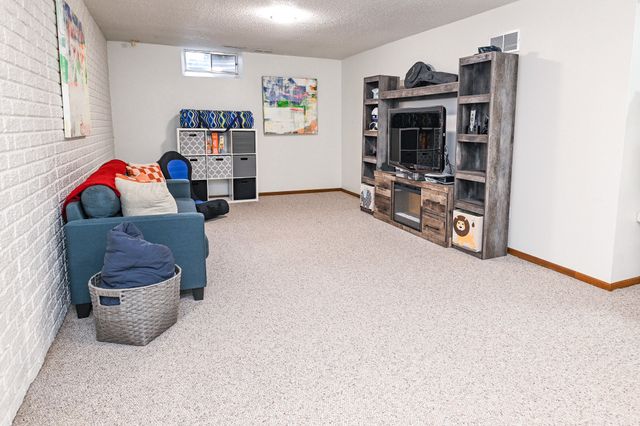 6201 Center Street, West Des Moines, IA 50266