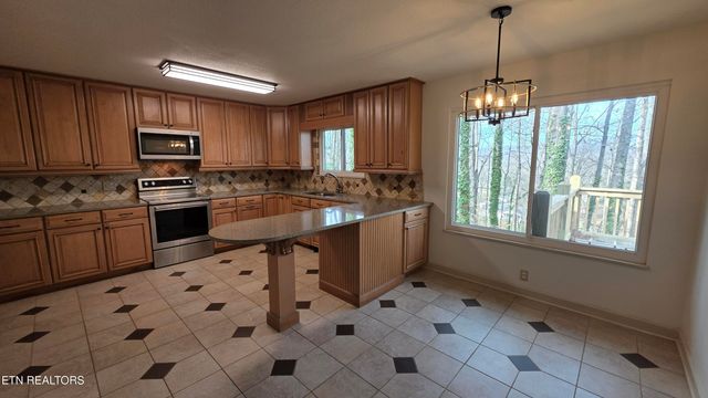 1135 W West Outer Drive, Oak Ridge, TN 37830