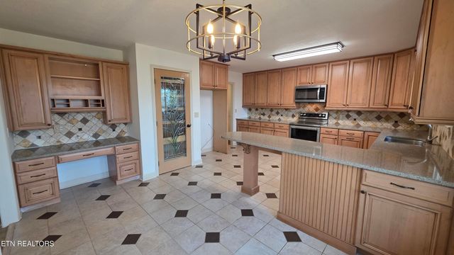1135 W West Outer Drive, Oak Ridge, TN 37830