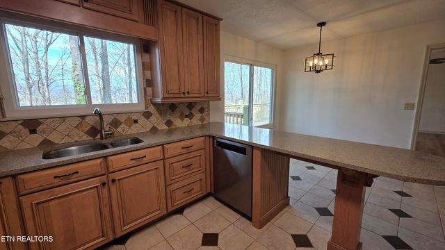 1135 W West Outer Drive, Oak Ridge, TN 37830