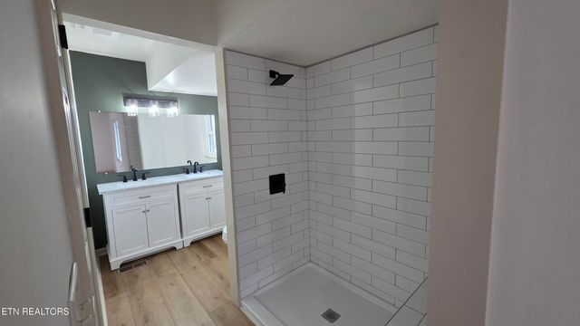 1135 W West Outer Drive, Oak Ridge, TN 37830