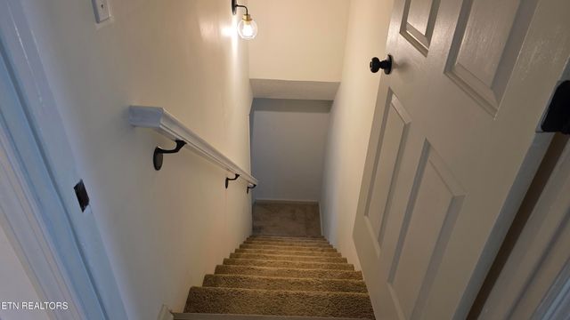 1135 W West Outer Drive, Oak Ridge, TN 37830