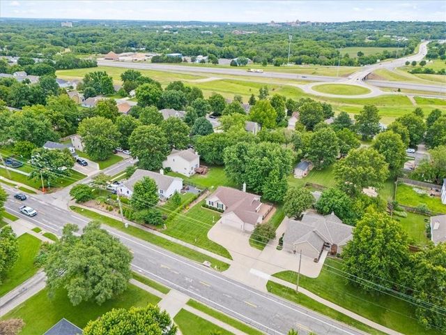 1905 River Ridge Road, Lawrence, KS 66044