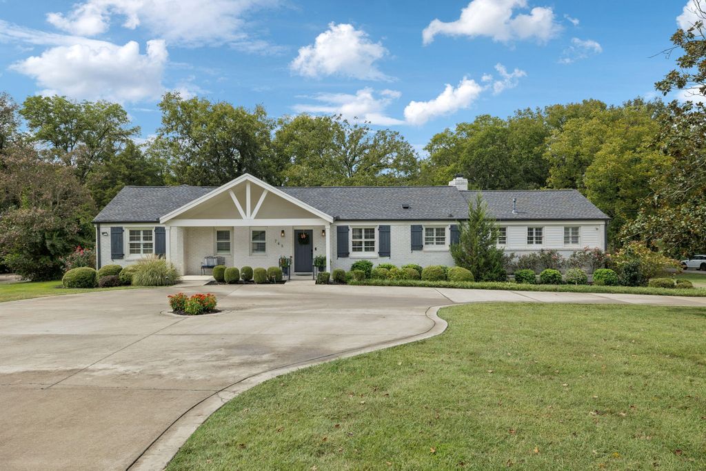 745 Vosswood Dr, Nashville, TN 37205