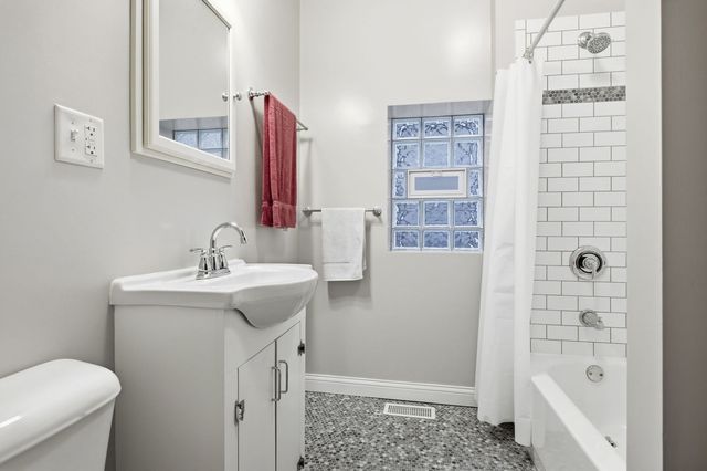 5227 N Glenwood Avenue, Chicago, IL 60640