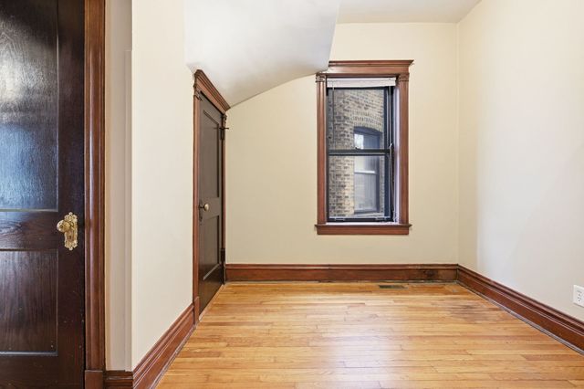 5227 N Glenwood Avenue, Chicago, IL 60640