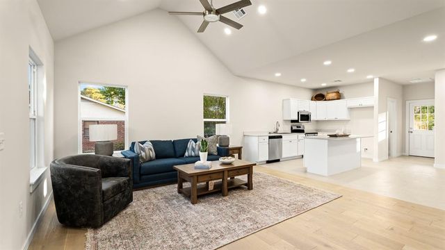 1867 Rockford Drive, Eufaula, OK 74432