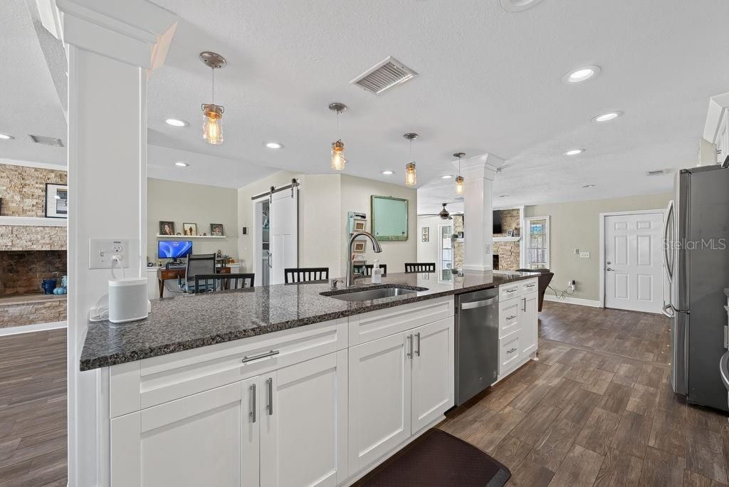 Image 15 of property listing at 4710 W TRILBY AVENUE, Tampa, FL 33616