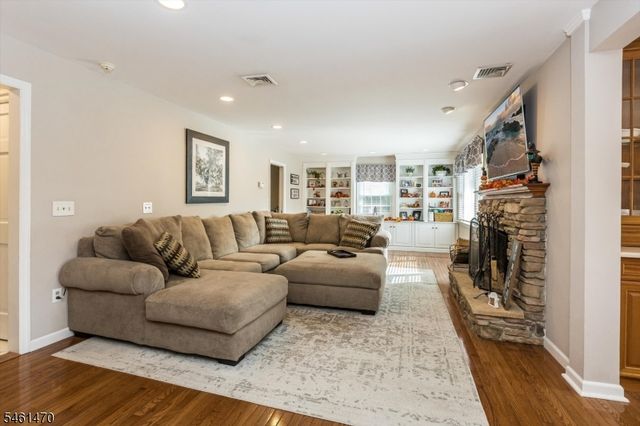 22 Sloping Hill Ter, Wayne Twp., NJ 07470