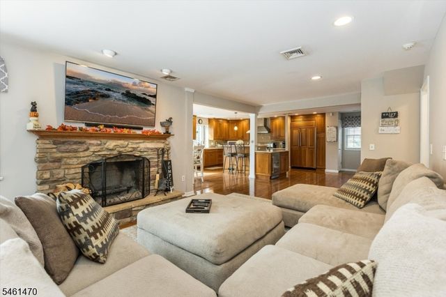 22 Sloping Hill Ter, Wayne Twp., NJ 07470