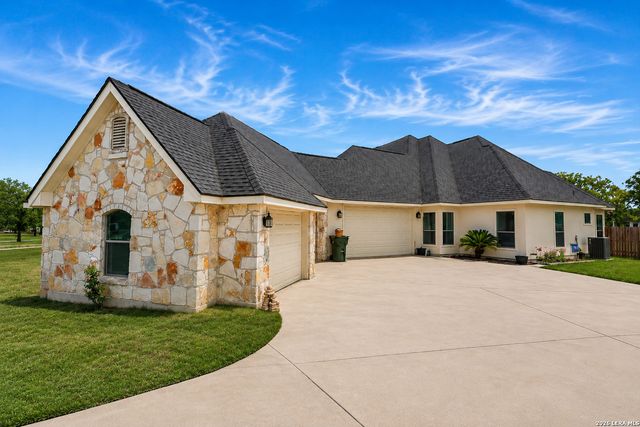 105 N Abrego Crossing, Floresville, TX 78114