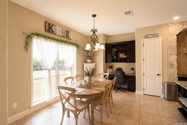 105 N Abrego Crossing, Floresville, TX 78114