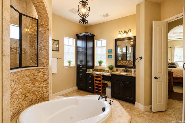 105 N Abrego Crossing, Floresville, TX 78114