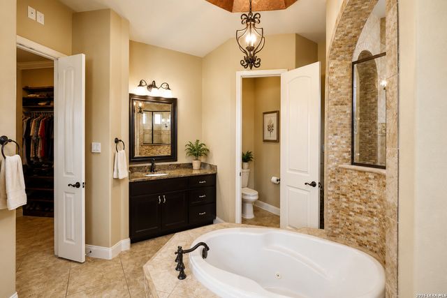 105 N Abrego Crossing, Floresville, TX 78114