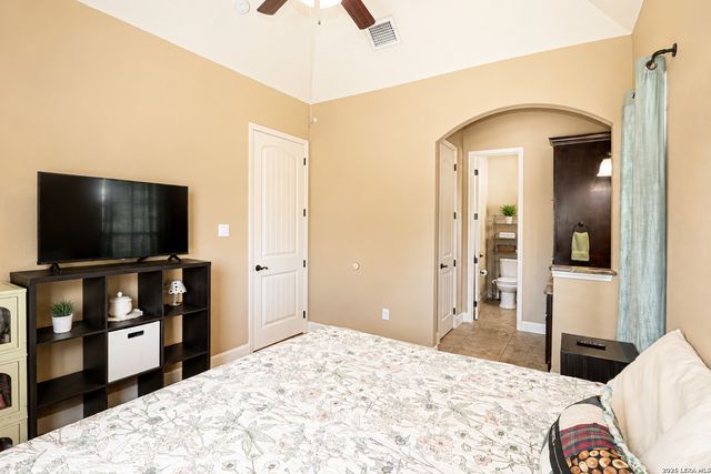105 N Abrego Crossing, Floresville, TX 78114