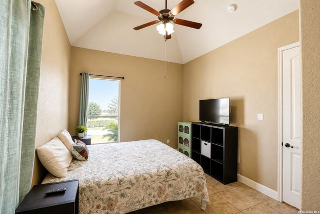105 N Abrego Crossing, Floresville, TX 78114