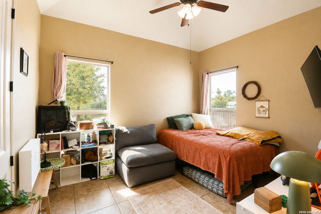 105 N Abrego Crossing, Floresville, TX 78114