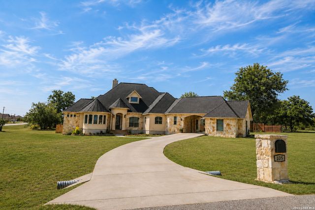 105 N Abrego Crossing, Floresville, TX 78114