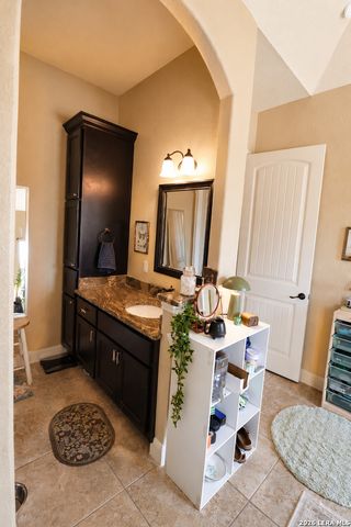 105 N Abrego Crossing, Floresville, TX 78114