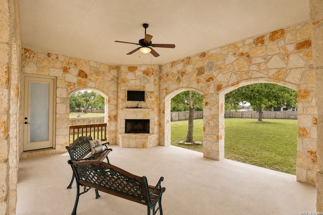 105 N Abrego Crossing, Floresville, TX 78114