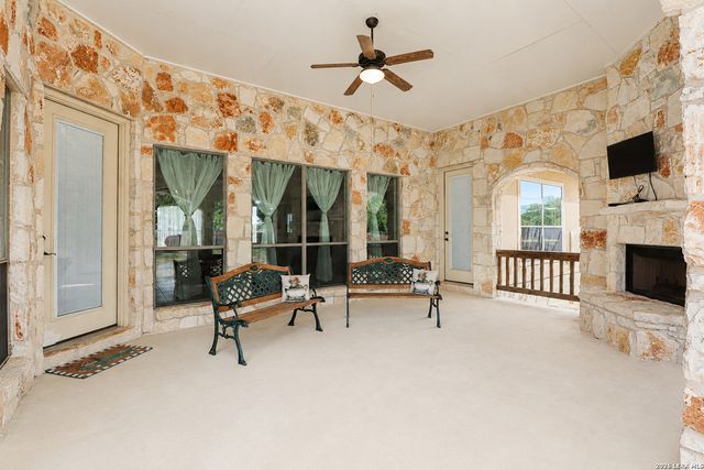 105 N Abrego Crossing, Floresville, TX 78114