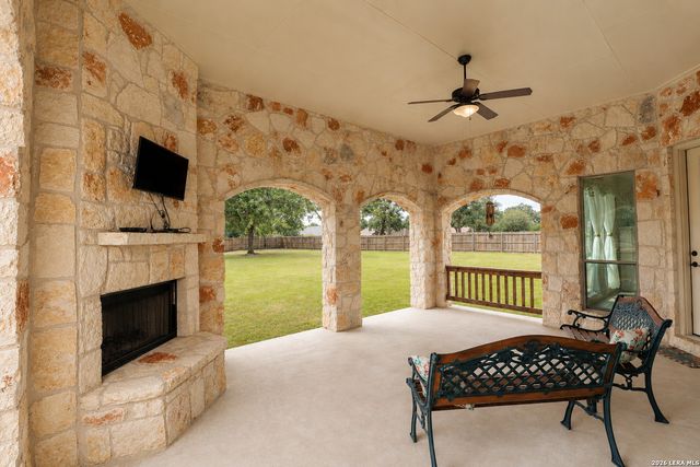 105 N Abrego Crossing, Floresville, TX 78114