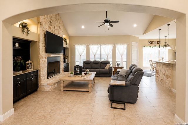 105 N Abrego Crossing, Floresville, TX 78114