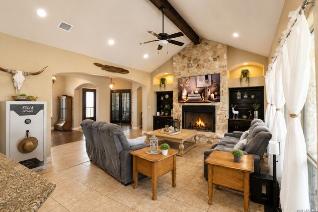 105 N Abrego Crossing, Floresville, TX 78114