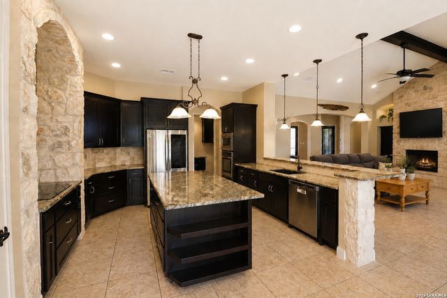 105 N Abrego Crossing, Floresville, TX 78114