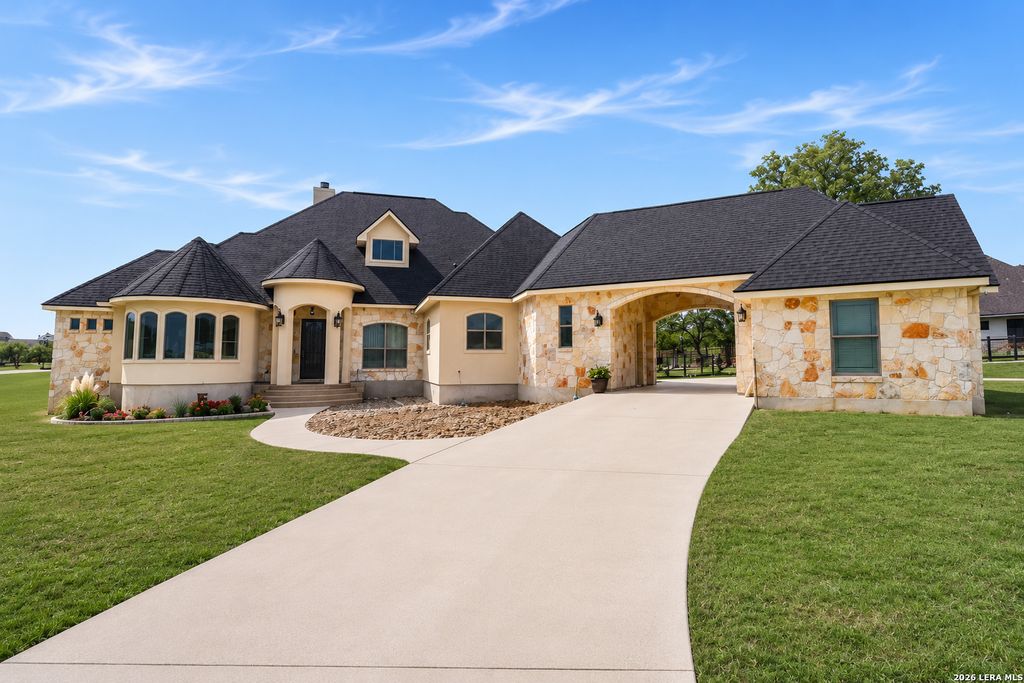105 N Abrego Crossing, Floresville, TX 78114