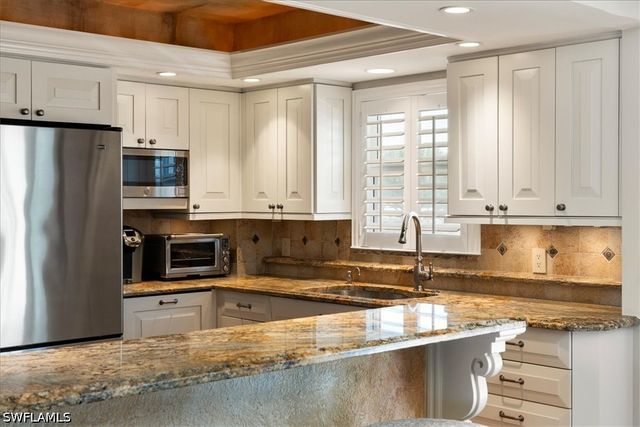 10691 Gulf Shore DR 200, Naples, FL 34108